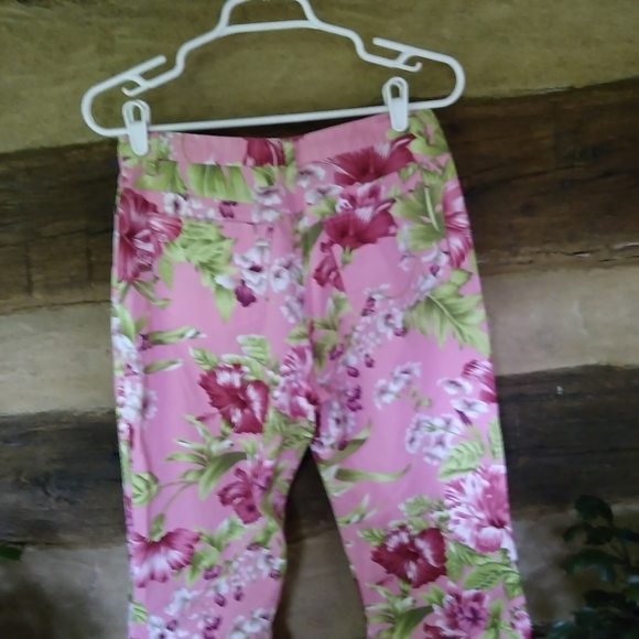 NWOT Van Heusen Pink Floral Capri Pants Size 8 - Picture 3 of 5